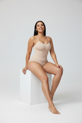 Beige Brief - Femme bronzée assise