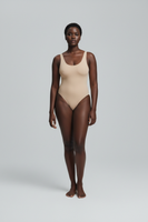 Photo 1 – Femme noire debout de face